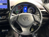 インテリアに合わせたデザインのステアリングは、運転される方のことも考え、運転しやすい形状、大きさです。是非一度、実際に触ってお確かめください。