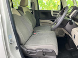 明るいベージュと落ち着いたグレーのシートが組み合わされ、車内にやわらかな雰囲気を添えます。前席はゆったりした座面で、運転席からの視界も広く感じられる空間です。