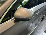 視認性が高い純正ミラーを採用しております。安全に運転が出来る様、一つ一つの部品に拘っているのがメルセデス・ベンツです。