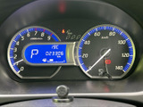 速度やエンジン回転数などの情報がまとまり、運転席から確認しやすいレイアウトです。中央の表示部では走行に関する情報も把握でき、日々の運転を支えます。