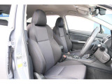 運転席も使用感が少なくキレイな状態が保たれております!通気性の良い布シートで長距離運転も快適にお過ごし頂けます!
