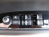 運転席の窓操作部分です。スイッチでミラーや窓の開閉が電動で行えます。