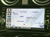 地図表示で目的地や周辺道路を確認しやすく、行き先を設定する際にも頼りになります。画面まわりに操作ボタンがまとまり、日常のお出かけをサポートしてくれる装備です。