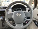 握りやすい形状で、運転中のハンドル操作を自然に行いやすいデザインです。前方を見ながら手元を扱いやすく、日々の通勤やお出かけなど、さまざまなシーンで役立つ装備です。