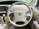 インテリアに合わせたデザインのステアリングは、運転される方のことも考え、運転しやすい形状、大きさです。是非一度、実際に触ってお確かめください。