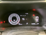 速度や燃料残量など、運転に必要な情報がまとまって表示されます。数字や表示が確認しやすく、出発前や走行中に車両の状況を把握しやすいレイアウトです。