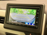後方の様子を画面で確認しながら駐車をサポート。黄色の目安線も表示されるため、車庫入れや駐車スペースへの出し入れの際に、周囲を確かめる助けになります。