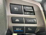 【アイサイトVer2】前方の車両等を検知し、衝突しそうな時は警報で注意を促し、ブレーキを踏む力をサポート。ブレーキを踏めなかった場合は衝突被害軽減ブレーキが作動、衝突回避をサポートします。