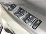 【電動格納ミラー】サイドミラーは電動格納式となっており、狭い駐車場でもキズがつくリスクを抑えられます。