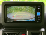 後方の映像に駐車時の目安となるガイド線が表示され、車庫入れや駐車の際に周囲を確認しやすい構成です。目視と合わせて安心感のある操作をサポートします。