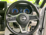 握ったまま手元のスイッチ類にアクセスしやすく、運転中の案内や各種機能の操作に便利です。メーターを見渡しやすい配置で、日常の移動を快適にサポートします。