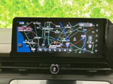 道路や周辺施設が見やすく表示され、現在地の確認や行き先の検索に活用できます。画面上の案内を確認しながら、目的地までのルートを把握しやすいナビ画面です。