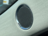 【BOSEサウンドシステム】メーカーオプションの高品位サウンドシステムを搭載。専用のチューニングが施された大小様々なスピーカーから良質なサウンドが奏でられ、臨場感あふれる音響空間を演出します。