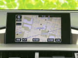 地図上に周辺の道路や施設名が表示され、目的地までの道順を確認する際に便利です。詳細や広域などの表示切替も選べ、状況に合わせて活用できます。