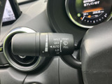 手元にスイッチがまとまり、運転に関わる情報や機能へアクセスしやすい構成です。握りやすい形状で、運転姿勢を保ちながら扱いやすい点も魅力です。