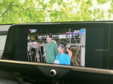 テレビ番組を映し出せる画面を備えており、停車中に映像を視聴したいときに便利です。車内で待ち時間を過ごす際も、画面を通じて気軽に番組を楽しめます。