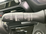 ワイパー操作が簡単なワイパーレバー。雨天時や視界不良時にも、安心して運転できます。ワンタッチで雨除け機能も使用可能です。