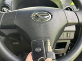 中央のエンブレムが印象的なシンプルな形状で、運転席から自然に手を伸ばせる位置に備わります。毎日の運転を支える基本装備です。
