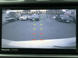後方の映像に加えて目安となるガイド線も表示され、駐車時に周囲との距離感を確かめる際に便利です。画面表示を確認しつつ、必ず目視でも周囲の安全を確認してご利用ください。