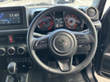 手元には複数のスイッチが配置され、運転姿勢を保ちながら必要な操作に移りやすい設計です。メーターや各種表示を確認しつつ扱いやすく、日常の移動を便利に支えてくれます。