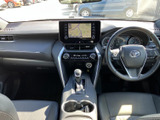 運転席まわりには、メーターやセンターディスプレイ、空調操作部がまとまっています。前席から手元を確認しやすい配置で、すっきりと見渡せる室内です。