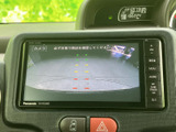 後方の様子を画面で確認でき、駐車時や車庫入れの際に周囲を把握する目安として活用できます。ガイド表示も備わり、車両後方を確認しながら慎重に操作したい場面で便利です。