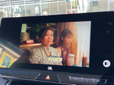 停車中にテレビ番組の映像を視聴でき、待ち時間などのひとときを快適に過ごせます。画面で番組を確認しやすく、車内で過ごす時間をより楽しめる便利な装備です。
