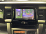 後方の映像に加えて車両周辺の表示も確認でき、駐車時の状況把握をサポートします。画面には目安線も表示され、後退時の確認に役立つ便利な装備です。