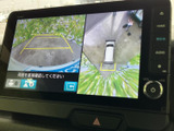 後方と車両周囲の様子を画面で確認でき、駐車時の位置合わせをサポートします。ガイド表示も備わり、周囲へ注意を向けながら操作を進めやすい便利な装備です。