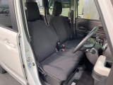 運転席まわりには十分なスペースがあり、大柄な方でもゆったり運転していただける環境です。