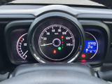 速度やエンジン回転数、燃料残量などを運転席からひと目で確認できる配置。各表示がまとまっており、走行前や乗車中に必要な情報を把握しやすいメーターです。