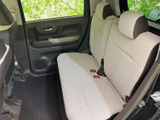 後席は横に並んで座りやすいベンチタイプで、明るい色合いが車内を広く感じさせます。窓からの見通しもよく、ドア側には肘を置けるスペースが用意されています。