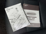 メンテナンスノート、取扱説明書です。 その車の整備記録が事細やかに記録されています。 車が生まれてから今までどのような道を歩んできたのか判るとても重要な物ですよ。