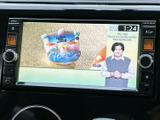 テレビ番組を画面で視聴でき、停車中の待ち時間を過ごす際にも活用できます。番組内容が見やすく表示されるため、出発前や休憩中のひとときに便利な装備です。