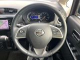 インテリアに合わせたデザインのステアリングは、運転される方のことも考え、運転しやすい形状、大きさです。是非一度、実際に触ってお確かめください。