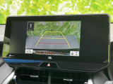 画面に後方の映像と進行方向の目安が表示され、駐車時の周囲確認をサポート。車庫入れや狭い場所での取り回しに役立ち、後方を確認したい場面で心強い装備です。