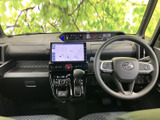 運転席から前方を見渡しやすいレイアウトで、メーターやナビ画面も視線を移しやすい位置に配置。ゆとりある運転席まわりで、毎日の移動も落ち着いて過ごせます。