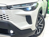 【LEDヘッドライト】悪天候や夜間走行時も良好な視界を確保し安心して運転できる高輝度LEDヘッドライトを装備!点灯速度が早く、消費電力も抑えられています。