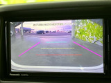 後方の映像に加えて目安となるラインが表示され、駐車時の後方確認をサポートします。周囲の状況を画面で見ながら操作できるため、車庫入れや縦列駐車にも心強い装備です。