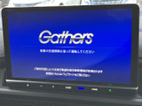 大きく見やすい画面を備え、ナビやオーディオの情報を確認しやすい設置位置です。画面下には操作部がまとまり、目的に合わせて使い分けられる便利な装備です。