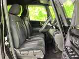前席は視界が広く、運転席まわりまで見渡しやすい室内です。座面と背もたれにはゆとりが感じられ、乗り降りの際も足元に余裕があるため、毎日の移動に使いやすそうです。