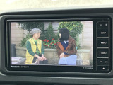 停車中にテレビ番組を視聴できる画面を備えています。休憩時など、車内で映像を楽しみたい場面に活用でき、画面から視聴内容を確認しやすいのも便利です。