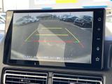 後方の映像に加えてガイド線も表示され、駐車時の後方確認をサポートします。画面で周囲の状況を把握しやすく、駐車場での切り返しにも役立ちます。