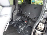 ◆チップアップ&ダイブダウン機構付【ULTR SEAT】は後席座面を左右分割で跳ね上げることができます。トランクで積載できない背の高い荷物をラクラク収納できます。ホンダ車ならではの人気装備です。