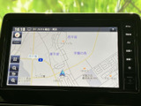 高機能なナビゲーションシステムが、スムーズな運転をサポート。最新の地図情報で目的地への道案内を行います。