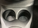 運転席・助手席のドリンクホルダーです。手のとどきやすい位置にあるので便利です