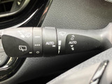ワイパー関連の表示やAUTOの文字が見やすく配置され、必要な設定を確認しながら操作できます。雨天時の視界確保に関わる操作を手元で行える便利な装備です。