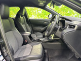 前席は身体を受け止める形状で、落ち着いて座れる印象です。運転席から助手席まで見渡しやすく、シンプルな色合いの室内でゆったり過ごせます。