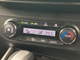 【オートエアコン】一度お好みの温度に設定すれば、車内の温度を検知し風量や温度を自動で調整。暑い&hellip;寒い&hellip;と何度もスイッチ操作をする必要はありません。快適な車内空間には必須の機能ですね♪