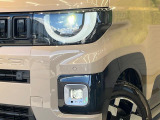 【LEDヘッドライト】悪天候や夜間走行時も良好な視界を確保し安心して運転できる高輝度LEDヘッドライトを装備!点灯速度が早く、消費電力も抑えられています。
